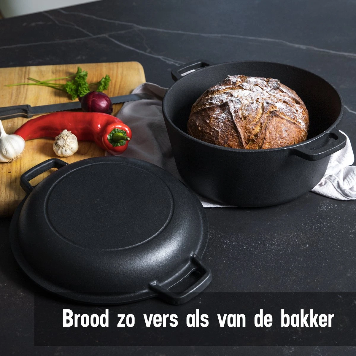 Daumonet Ducasse Gietijzeren Double Use Braadpan - Combi Sudderpan Zwart - 2-in-1 Bak- En Braadpan - PFAS & PFOA Vrij - Rond - Ø 26 Cm - 4,4 Liter - Emaille - Alle Warmtebronnen - Elektrisch - Gas - Halogeen - Inductie - Keramisch - Afbeelding 2